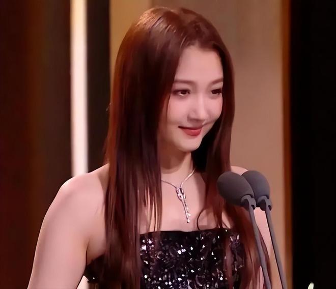 的明星：赵丽颖晕妆刘涛大白牙抢镜李沁胖了尊龙凯时ag旗舰厅网站金鹰奖高清镜头下(图1)