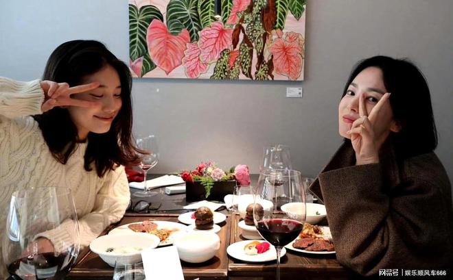 亮的人儿是闺蜜两大美女颜值好养眼尊龙凯时宋慧乔秀智晒合影果然漂(图3)