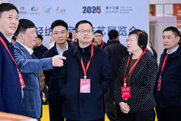 式购齐柯桥窗帘展首日开启时尚新风！凯时尊龙人生就是博花式上新、一站(图1)